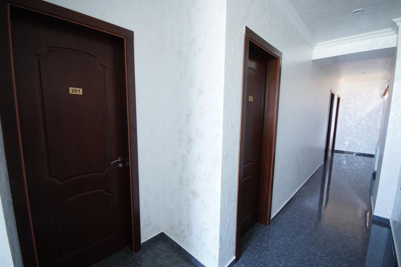 Hotel 725 バトゥーミ エクステリア 写真